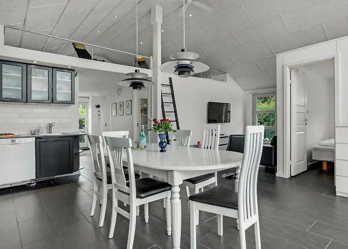 Beautiful In With Kitchen Feriehus